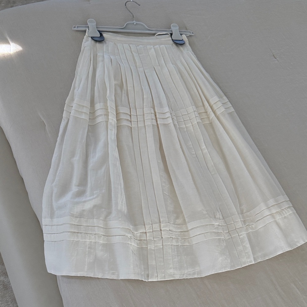 Elegant White Pleated Cotton Skirt
